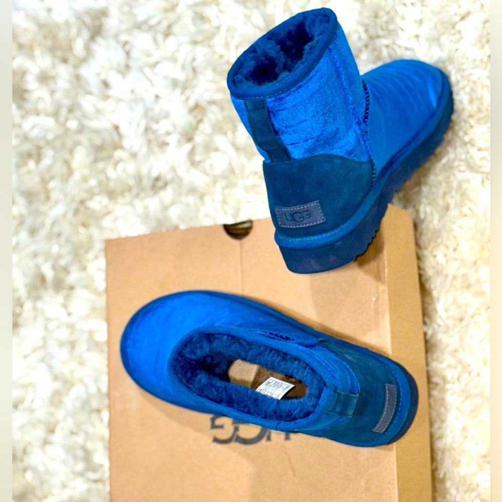 Royal Blue Crocodile Print Uggs! GREAT CONDITION! Women’s size 8.5